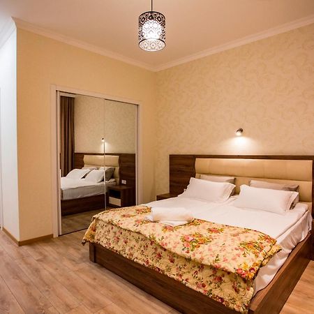 Yellow Apartment In Avlabari Тбилиси Экстерьер фото
