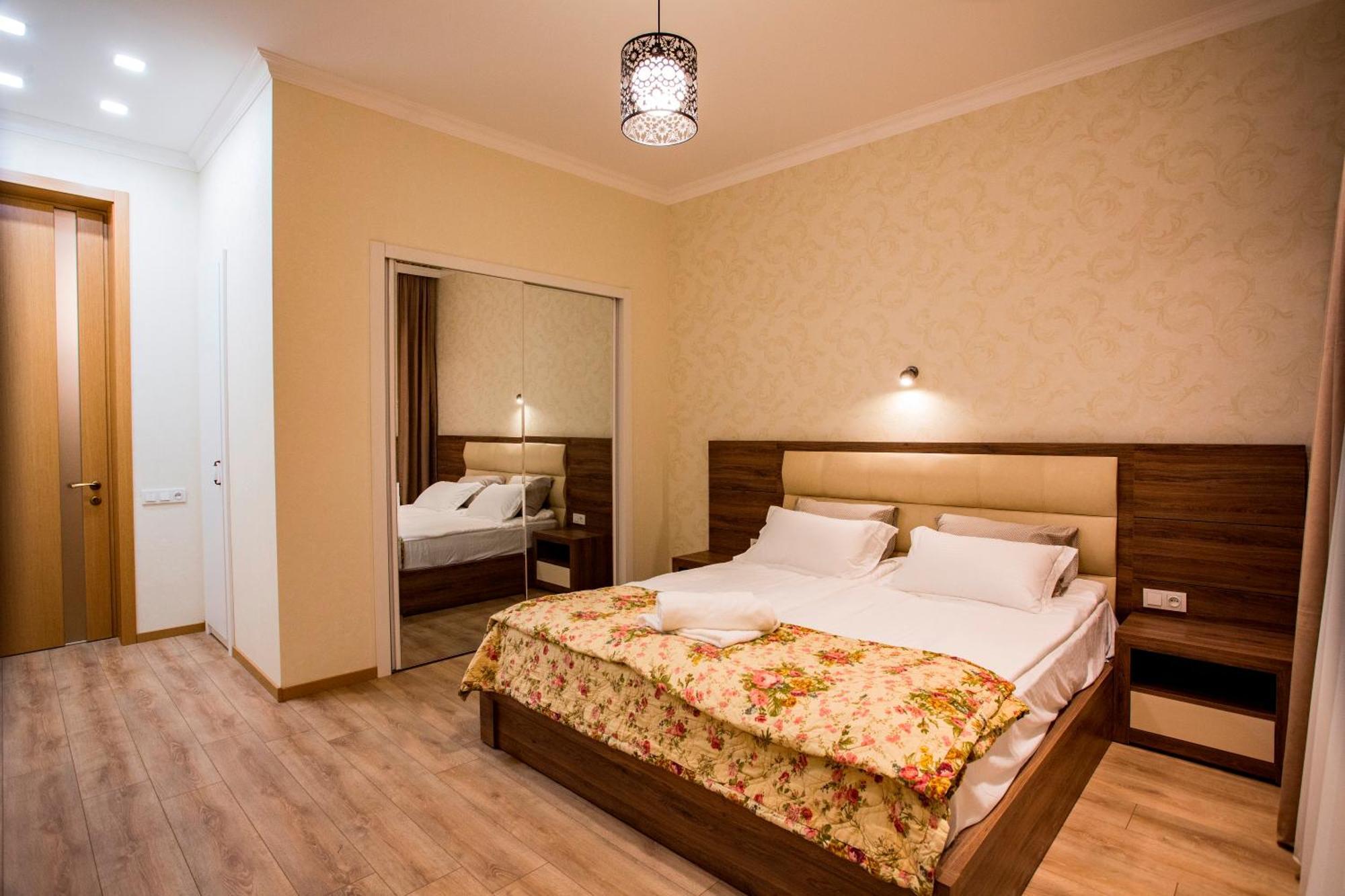 Yellow Apartment In Avlabari Тбилиси Экстерьер фото