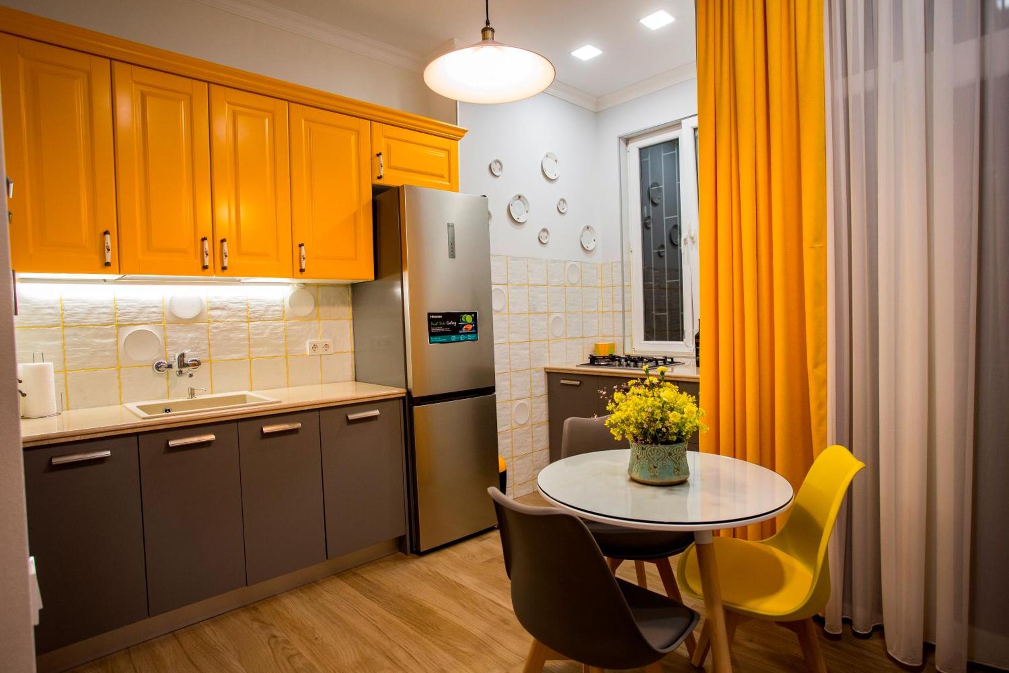 Yellow Apartment In Avlabari Тбилиси Экстерьер фото