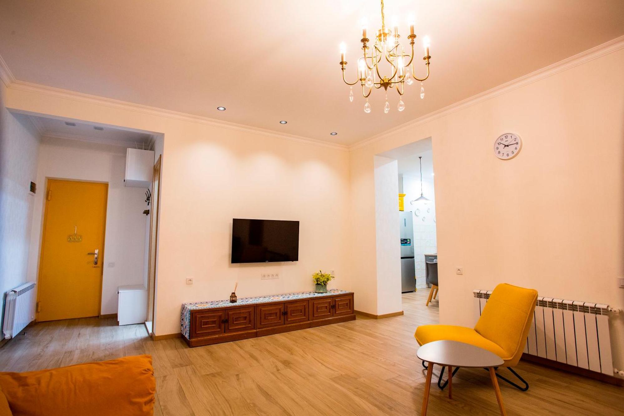 Yellow Apartment In Avlabari Тбилиси Экстерьер фото