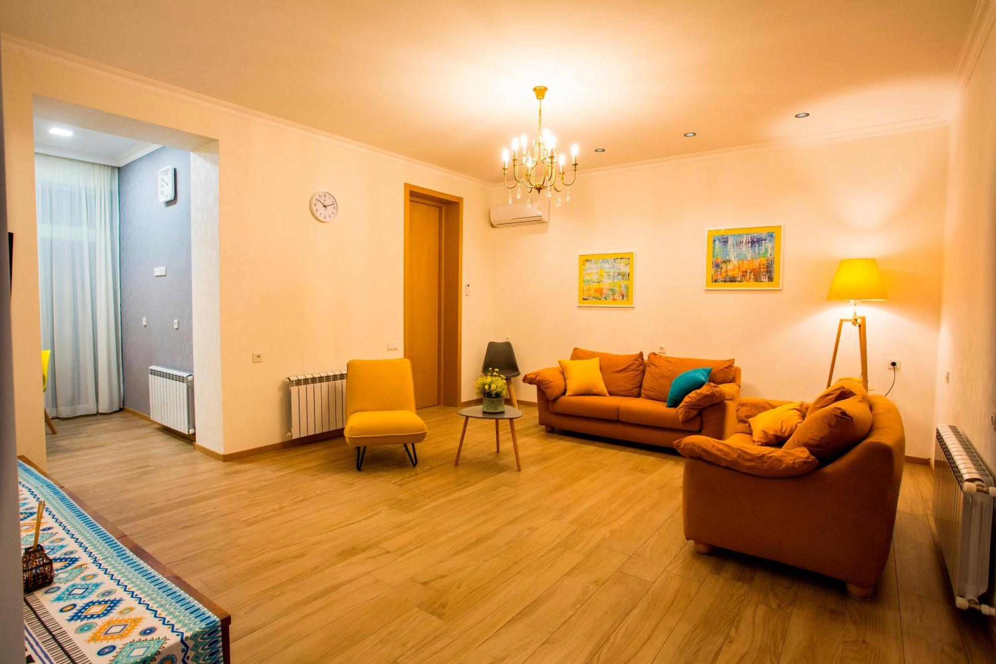 Yellow Apartment In Avlabari Тбилиси Экстерьер фото