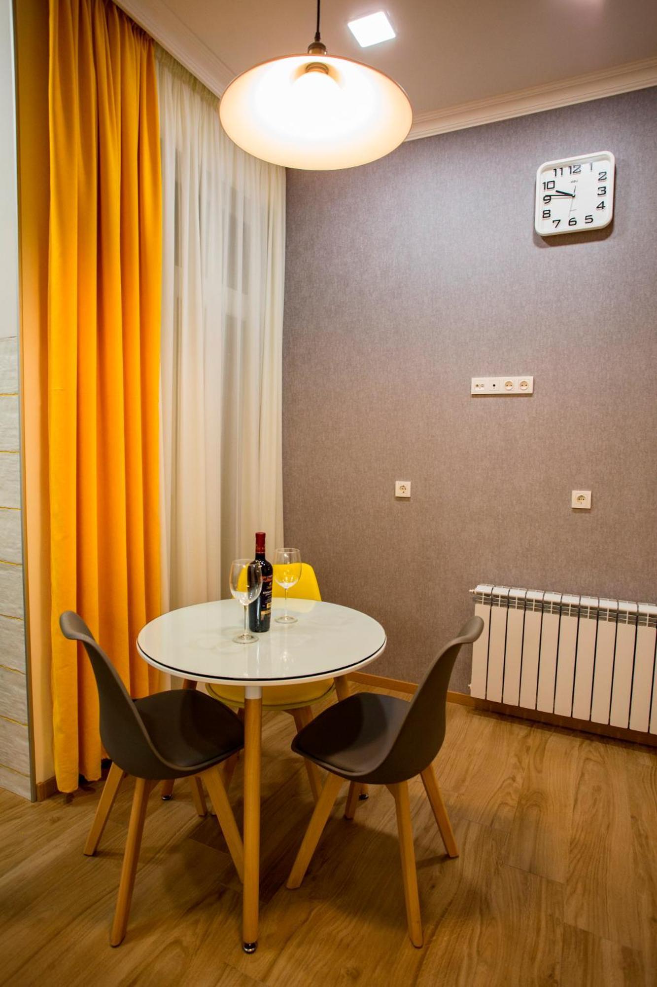 Yellow Apartment In Avlabari Тбилиси Экстерьер фото
