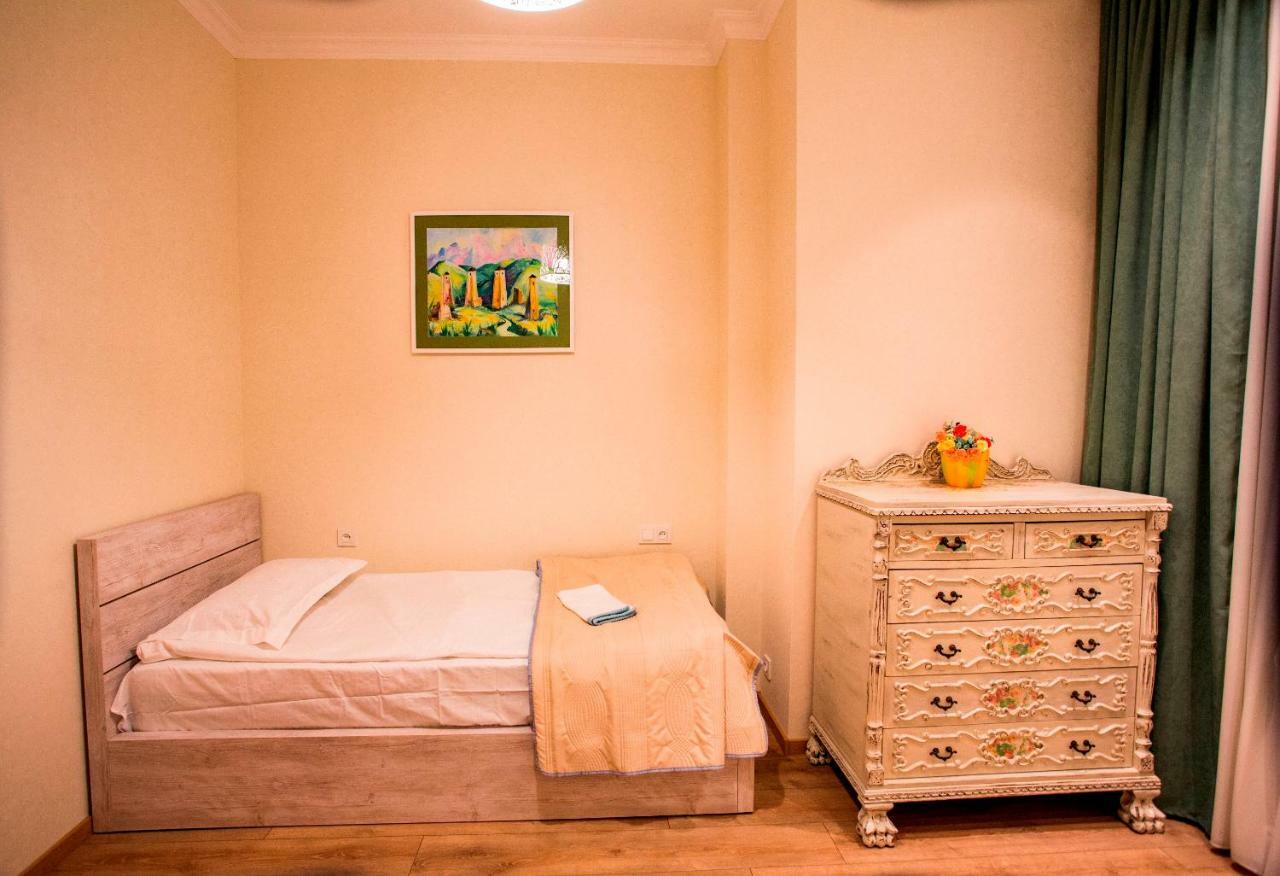 Yellow Apartment In Avlabari Тбилиси Экстерьер фото