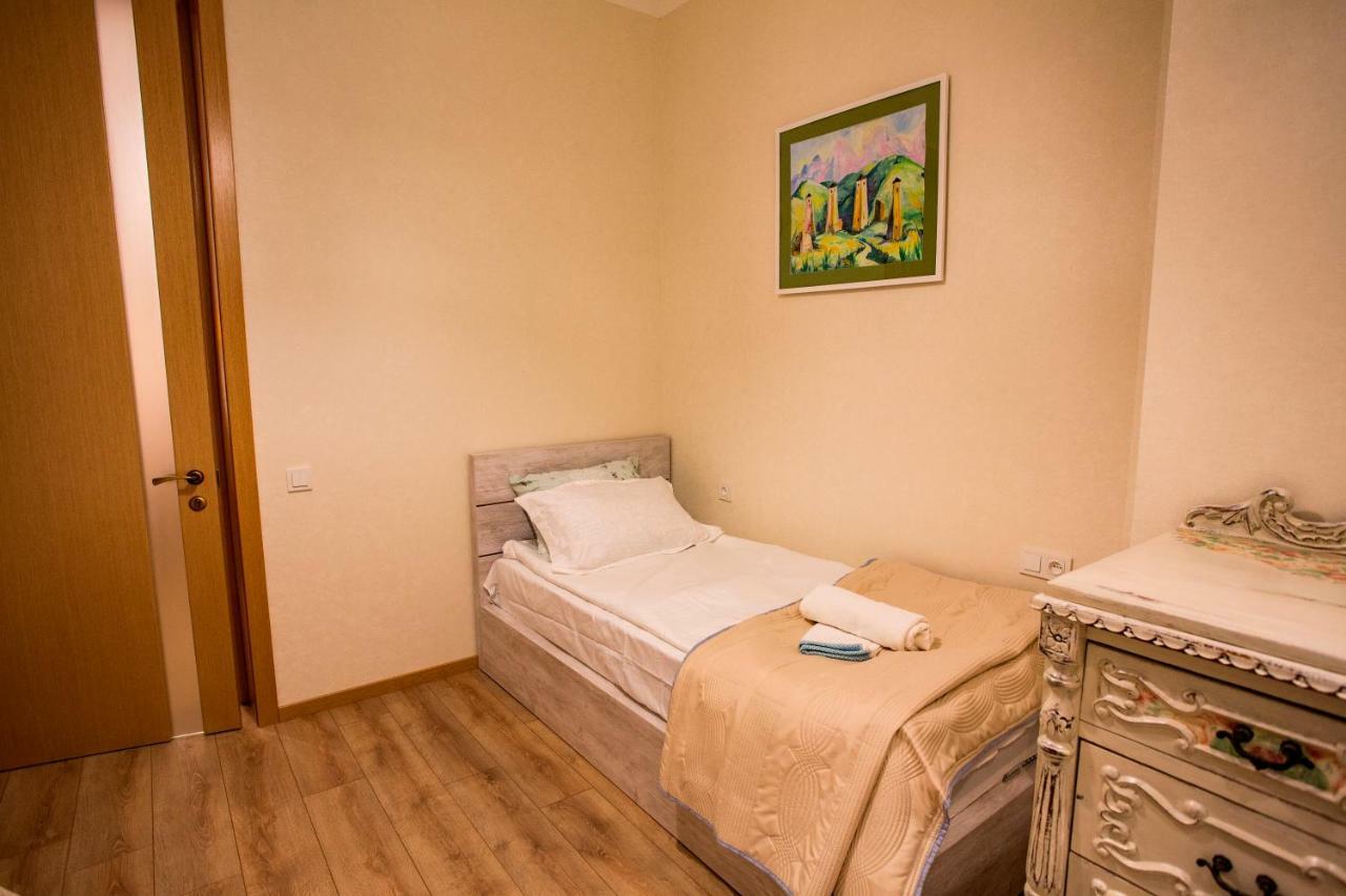 Yellow Apartment In Avlabari Тбилиси Экстерьер фото