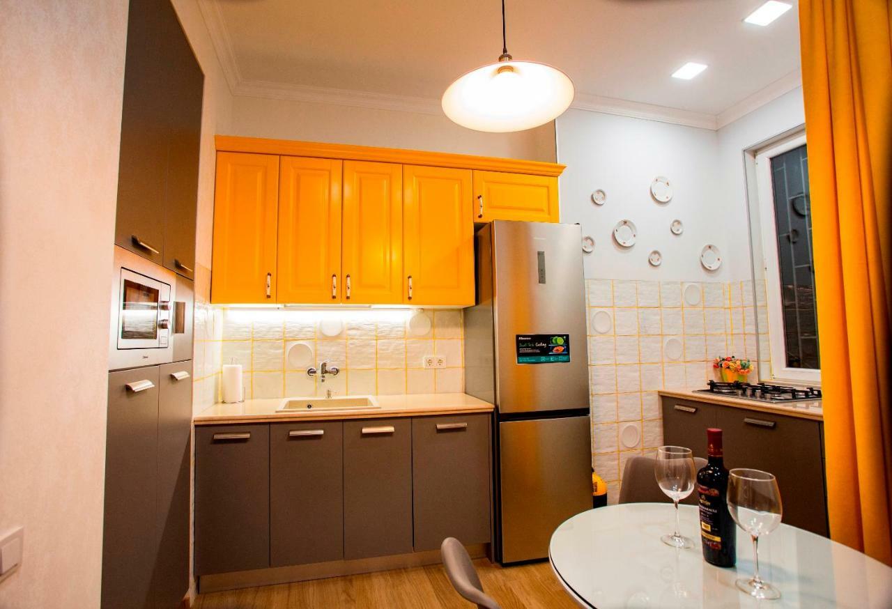 Yellow Apartment In Avlabari Тбилиси Экстерьер фото
