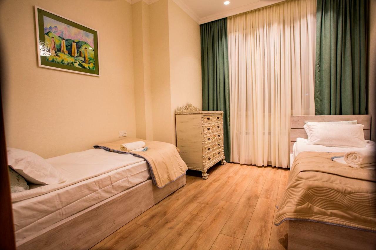 Yellow Apartment In Avlabari Тбилиси Экстерьер фото